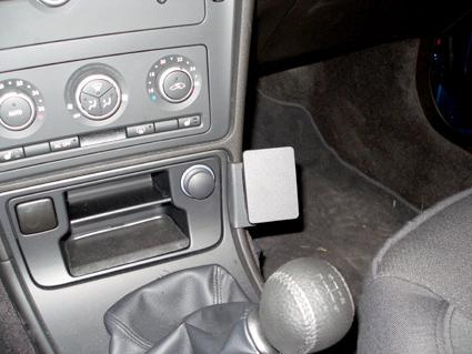 Bilde visar bilens interiör med kontroller och växelspak.