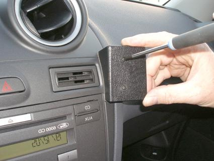 Montering av en hög vinklad enhet i en Ford Fiesta 06-08.
