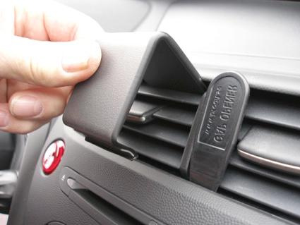 En hand håller en ventilationsrörsmontering för Honda Civic 06-11.