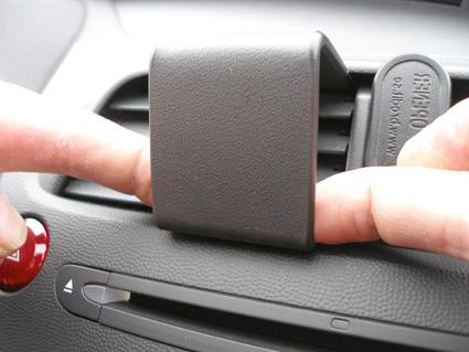 Hållare för mobiltelefon som fästs vid bilens luftutblås.