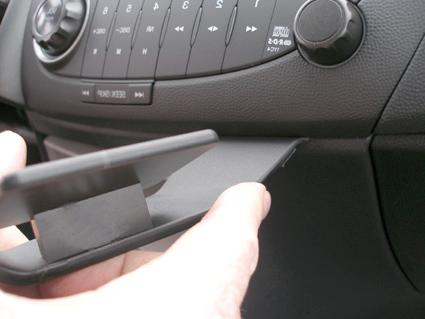 En hand som håller i en vinklad hållare för Honda Civic 06-11.