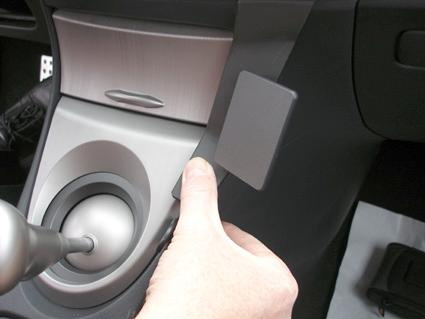 En hand justerar en vinklad del på en Honda Civic 06-11 interiör.