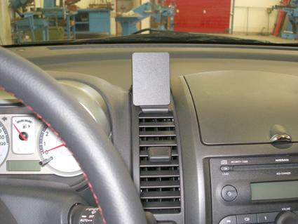 En bilinterior med en ventilationsmonterad hållare på instrumentpanelen.