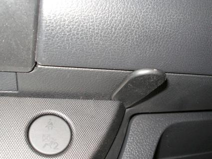 Detalj av interiör i Nissan Note 06-12, vinklad vy.