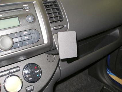 En vinklad hållare på instrumentbrädan i en Nissan Note 06-12.