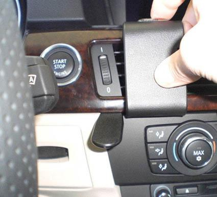 Centrerad träpanel och kontroll för luftventil i BMW E90/E91/E92/E93.