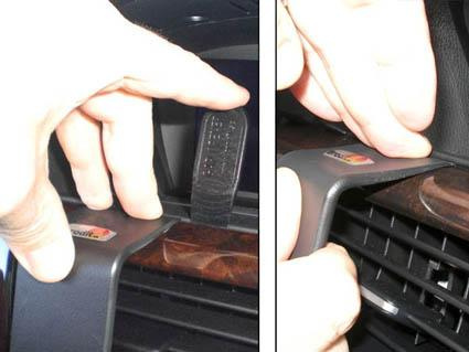 Visar en hand som monterar en träpanel i BMW-interiör.