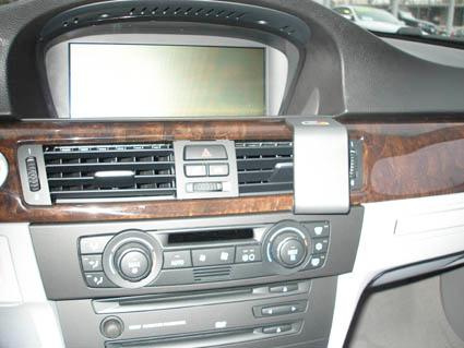 Instrumentbräda med träpanel och navigator i BMW E90/E91/E92/E93.
