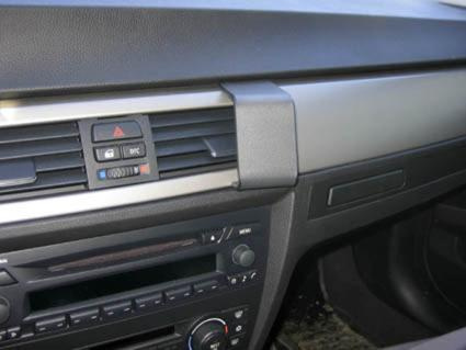 En vinklad träpanel i interiören av en BMW E90/E91/E92/E93.