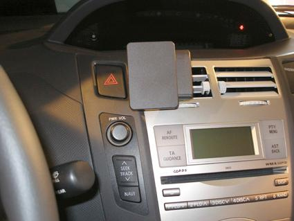 En bilinstrumentbräda med kontroller och skärm.