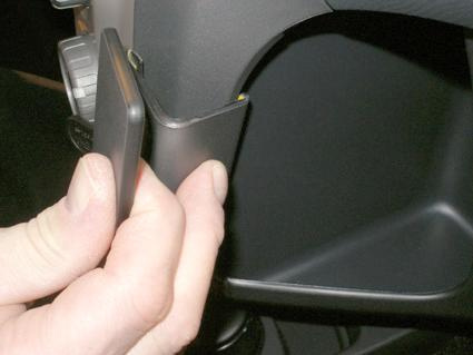 En hand håller i ett verktyg som används för justering i Toyotas innerutrymme.