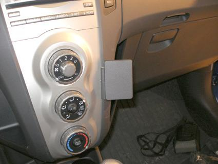 Instrumentpanel med klimatkontroller och en hållare.