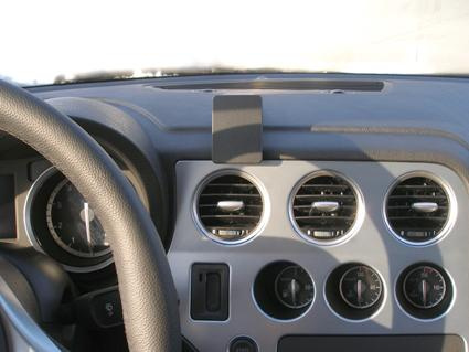 Interiör av en Alfa Romeo med instrumentpanel och luftutblås.