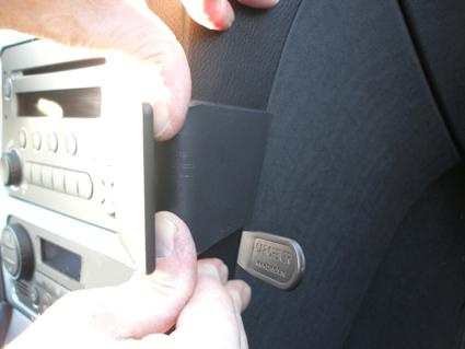 Montering av en plastdel i en Alfa Romeo-interiör.