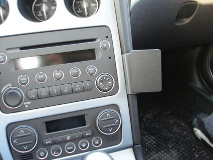 En bilinteriör med ljudsystem och kontroller.
