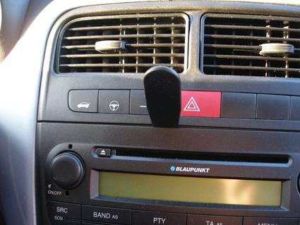 Instrumentpanel med luftventiler, radio och kontrollknappar.