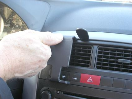 Ett handtag justerar dashpanelen i en Fiat Punto Grande.