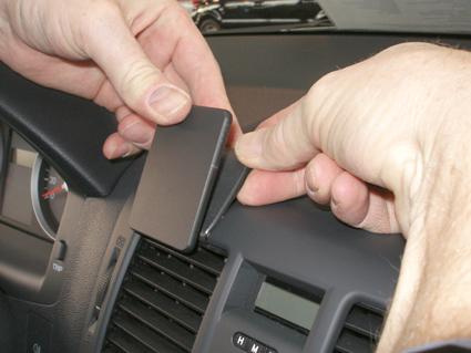 En person installerar eller tar bort en del från instrumentbrädan i en Hyundai Getz.