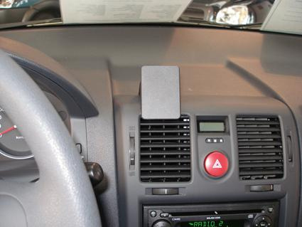 Bilinteriör med instrumentpanel, radio och ventilationsdon.