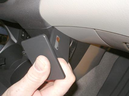 Ett handhållet verktyg installeras nära ratten i en Toyota RAV4.