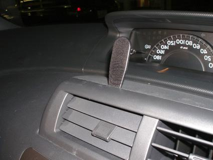 Kontrollpanel i bil med knappar och luftventil.