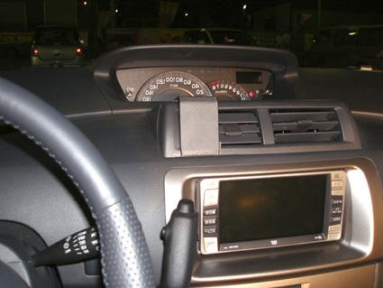 Interiör av en bil med instrumentpanel och multimediaenhet.
