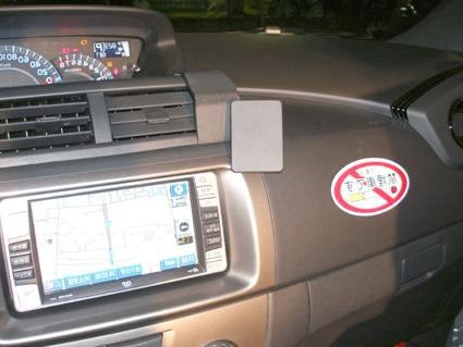 Instrumentbräda med navigationssystem och klistermärke.