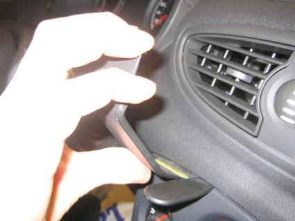 En hand greppar en del av interiören i en Renault Clio.