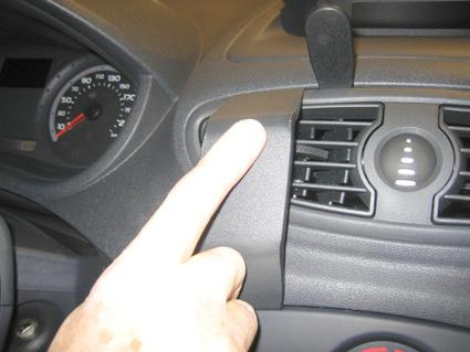En hand pekar på instrumentpanelen och luftutlopp i en Renault Clio.