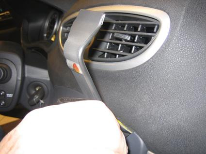 Bild visar en hand som justerar en ventilationslucka i en Renault Clio.