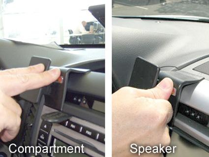 Visar en hand som interagerar med instrumentpanelen på en bil.