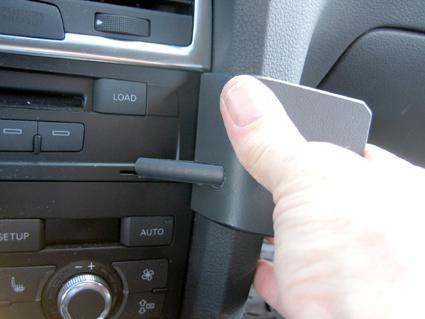 Verktyg används för att justera eller ta bort panel i Audi Q7 06-14.