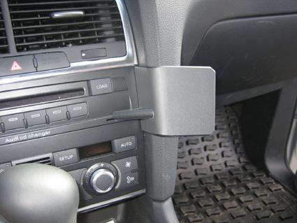 En vinklad monteringshållare för Audi Q7 06-14.