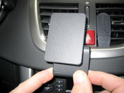 En hållare för att fästa mobiltelefon i en Peugeot 207.