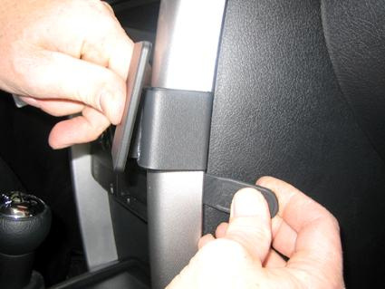 Montering av en del i bilen, troligen för interiör eller fäste.