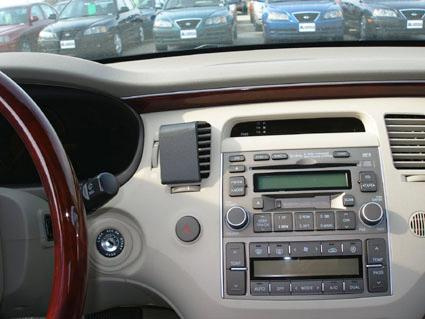 Interiör av en Hyundai Grandeur 06-09 med kontrollpanel och radio.