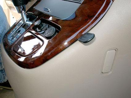 Interiör av Kia Carnival med detalj av konsol och växelspak.