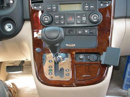 Instrumentpanel med växelspak och kontroller för Kia Carnival 06-11.