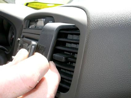 Montering av en ProClip på en Hyundai Accent luftventil.