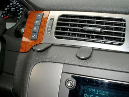 Instrumentpanel med trädetaljer och kontroller för AC/radio.