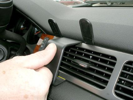 En hand justerar en del av luftventilen i en Chevrolet Avalanche 07-13.