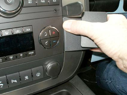 En hand justerar en kontroll på instrumentpanelens sida.