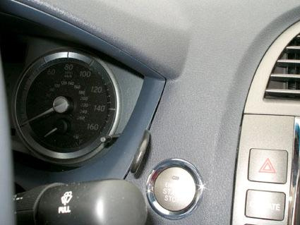 Instrumentbräda med hastighetsmätare och start/stopp-knapp.