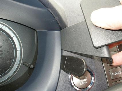 Interiör av Lexus ES, med fokus på nyckel och knappar för motorstart och klimat.