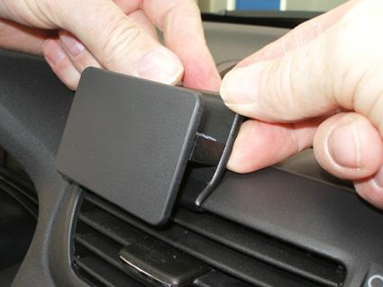 Montering av en komponent på instrumentbrädan i Fiat Croma 06-11.