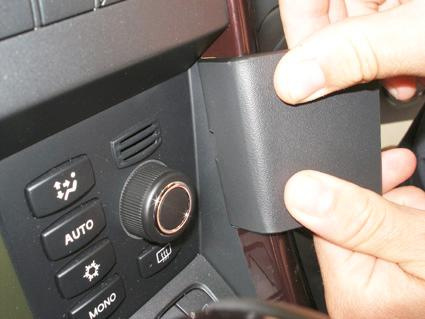 En manuell kontroll av en del av bilens interiör.
