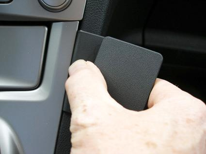 Ett handtag i interiören av en Ford Galaxy, modellen 07-14.