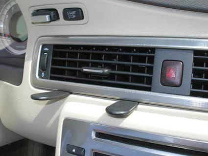 Instrumentpanel med luftventil, larmknapp och kontrollpanel för Volvo V70/S80/XC70.