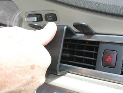 En hand justerar ventilationen i en Volvo bil.