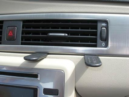 Inredning med AC-knappar och luftventiler i en Volvo-modell.